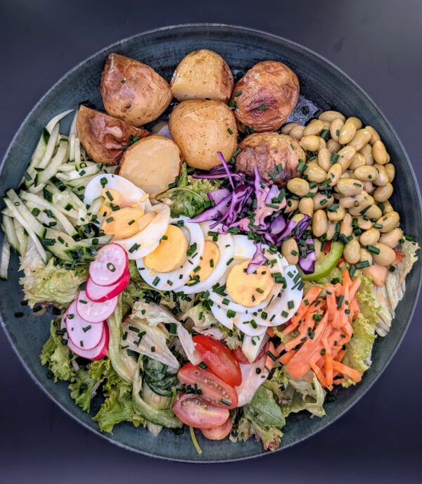 Bowl Salat mit Edamane